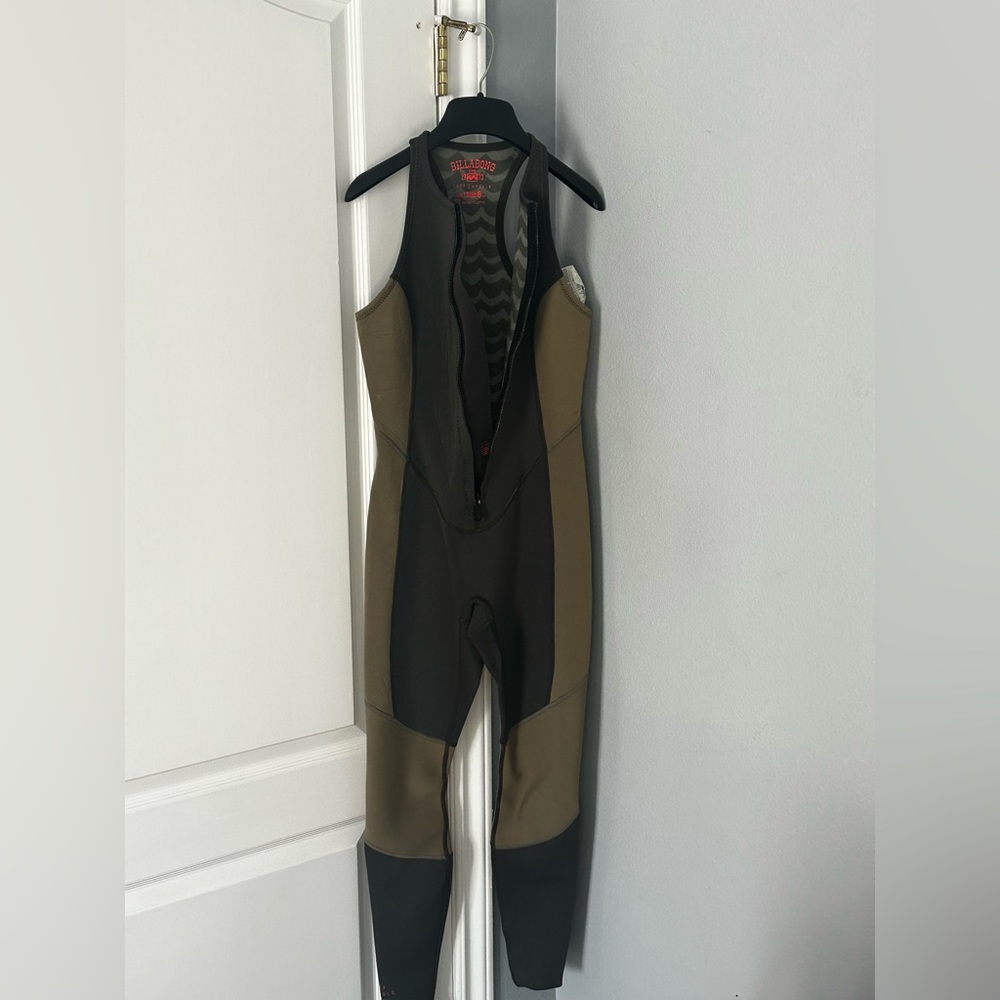 Women’s sleeveless wetsuit